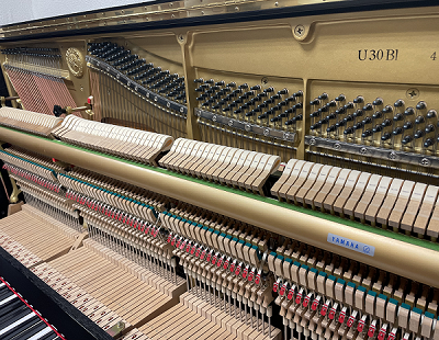 YAMAHA U30Bl　アクション