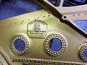 リビルド完了中の1907年製Steinway Model B　フレームと本体の分解