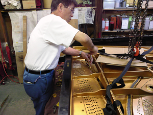 リビルド完了中の1907年製Steinway Model B　フレームを本体に取り付け、アグラフを交換。