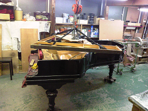 リビルド完了中の1907年製Steinway Model B　フレームと本体を結合
