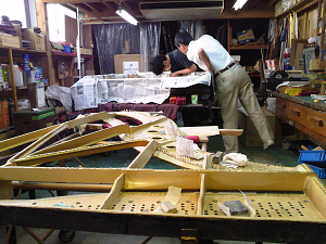 リビルド完了中の1907年製Steinway Model B　フレームと本体の分解