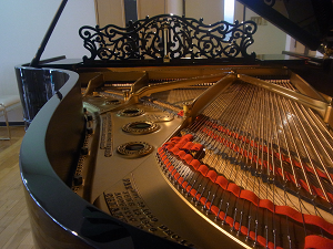 リビルド完了後の1907年製Steinway Model B　フレーム、弦、譜面台