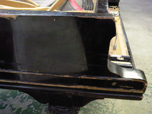 リビルド完了前の1907年製Steinway Model B　外装の剥がれ