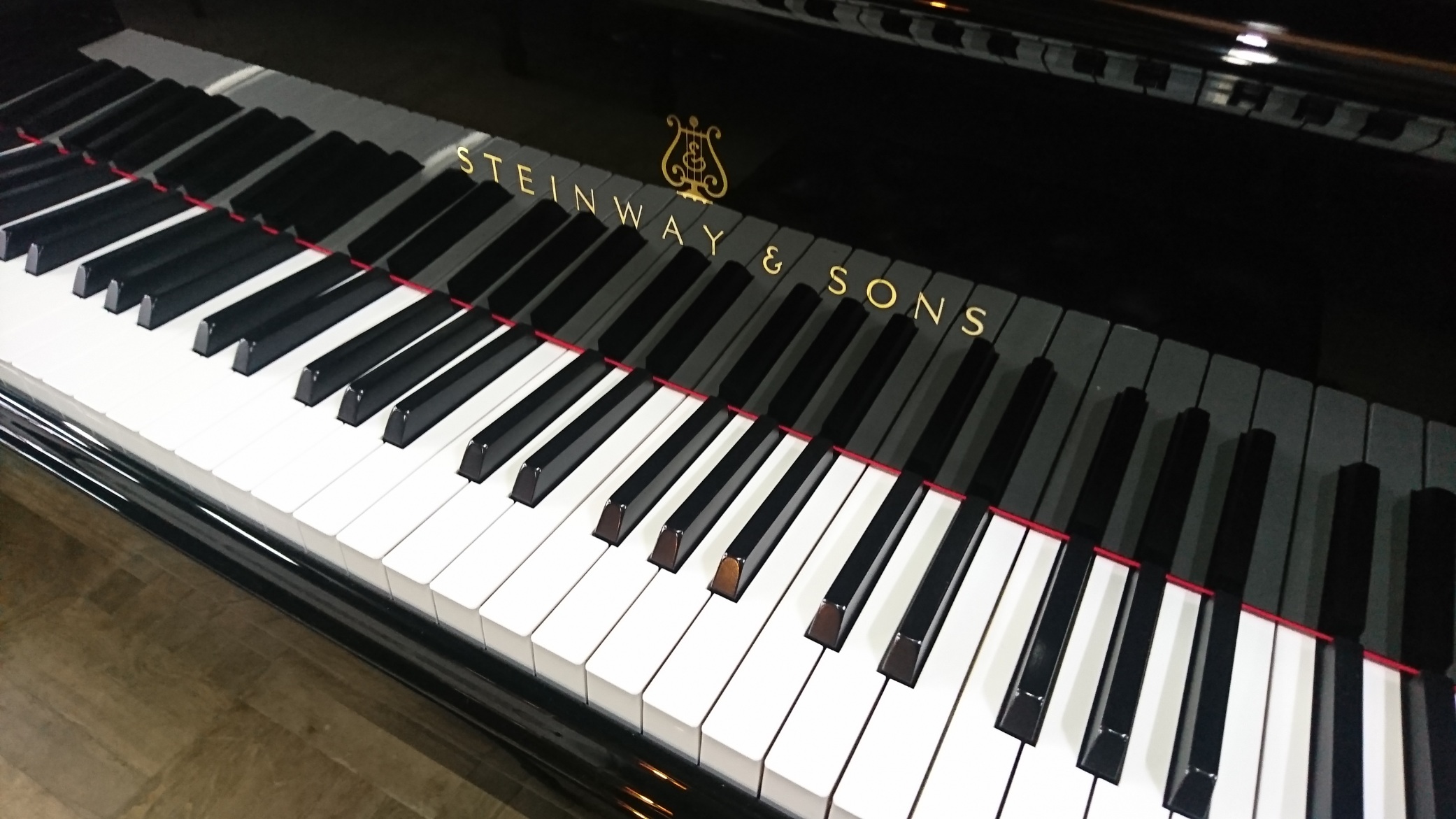 steinway O 鍵盤とロゴ